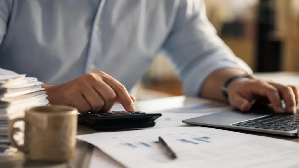 Como Escolher Serviços De Contabilidade Sc Adequados 1 Profissionais revisando documentos em escritório de contabilidade em SC em ambiente de trabalho